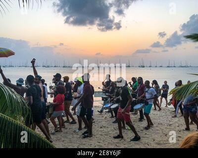 Sainte Anne, Frankreich. 31. Jan, 2021. Bilder von gestern Sonntag 31. Karneval ist in vielen Regionen der Antillen wegen Covid19 verboten, aber einige Gruppen respektieren dieses Verbot nicht und gehen an die Strände, um Karneval zu machen. Einige Touristen genießen die Party. Quelle: Manuel JEAN-FRANCOIS/Alamy Live News Stockfoto