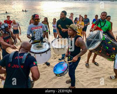 Sainte Anne, Frankreich. 31. Jan, 2021. Bilder von gestern Sonntag 31. Karneval ist in vielen Regionen der Antillen wegen Covid19 verboten, aber einige Gruppen respektieren dieses Verbot nicht und gehen an die Strände, um Karneval zu machen. Einige Touristen genießen die Party. Quelle: Manuel JEAN-FRANCOIS/Alamy Live News Stockfoto