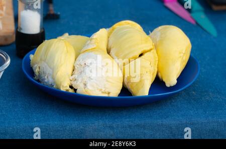 Fleisch gelb durian König der Früchte auf Schüssel bereit Essen Stockfoto