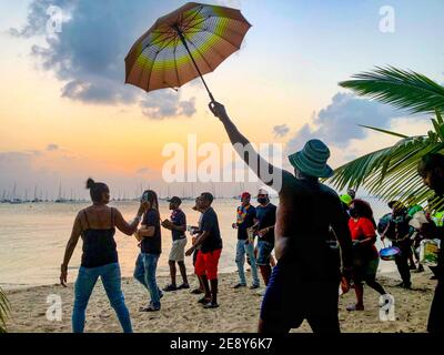 Sainte Anne, Frankreich. 31. Jan, 2021. Bilder von gestern Sonntag 31. Karneval ist in vielen Regionen der Antillen wegen Covid19 verboten, aber einige Gruppen respektieren dieses Verbot nicht und gehen an die Strände, um Karneval zu machen. Einige Touristen genießen die Party. Quelle: Manuel JEAN-FRANCOIS/Alamy Live News Stockfoto
