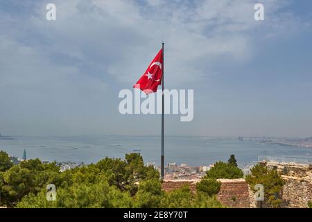 Panoramafoto der Stadt Izmir vom Kadifekale Hügel mit einem Türkische Flagge Stockfoto