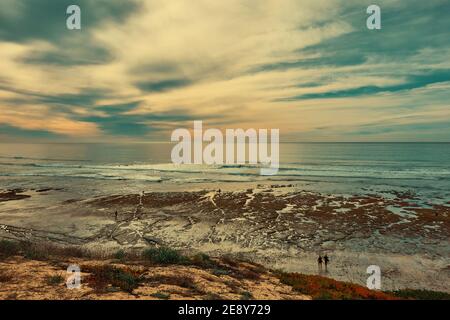 Blick Auf Den Ozean Encinitas California Surfers Beach Low Tide Sonnentag Klippen und Wellen Stockfoto