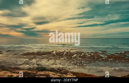 Blick Auf Den Ozean Encinitas California Surfers Beach Low Tide Sonnentag Klippen und Wellen Stockfoto