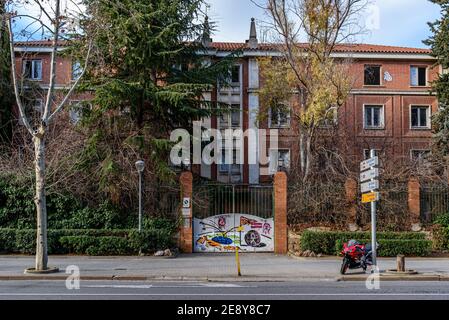 Sabadell - Katalonien, SPANIEN - 31st. Januar 2021: Haupteingang und Hauptgebäude der alten Kaserne der spanischen Zivilwache Stockfoto