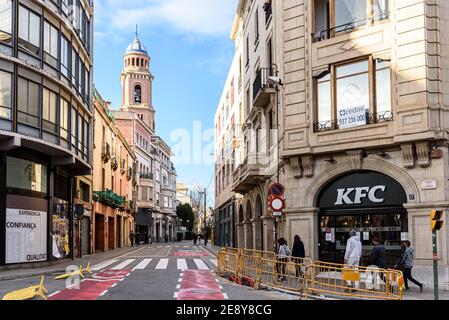 Sabadell - Katalonien, SPANIEN - 31st. Januar 2021: Blick auf die Via Massague Avenue vom Platz Placa de l'Angel und Kentucky Fried Chicken r Stockfoto