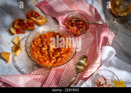 Traditionelle italienische Bohnensuppe Pasta e fagioli mit Ellbogen Makkaroni-Nudeln mit Tomatenbruschetta crostini serviert Stockfoto