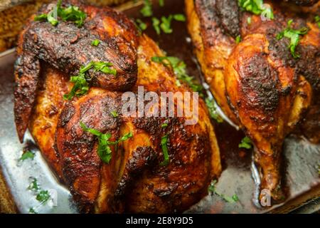 Kochpfanne peruanisch gebratenes halbes Huhn pollo a la brasa Stockfoto