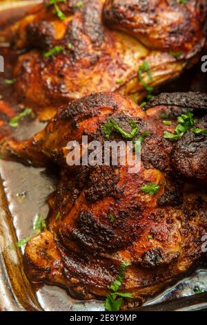 Kochpfanne peruanisch gebratenes halbes Huhn pollo a la brasa Stockfoto