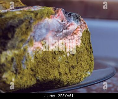 Echte kraftvolle grüne Schimmel auf Brot wie Symbol der gefährlichen Stockfoto