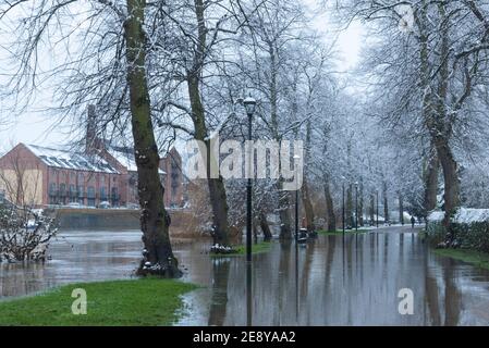 Flooded River Severn and Snow, Shrewsbury, Shropshire, Sonntag, 24th. Januar 2021. Normalerweise an einem Sonntag, würde dieser Weg wimmelt von Tagesausflüglern und Einheimischen ausüben. Die Kombination aus Lockdown und der Flut des Severn hat die Öffentlichkeit jedoch daran gehindert, den gesamten Teil dieser Straße zu nutzen, während sie sich in Richtung des Steinbruchs schlängelt, dem eleganten und beliebten Park in Shrewsbury. Unregelmäßige Wetterbedingungen scheinen in der heutigen Welt alltäglich zu sein, und der Beweis dafür ist die Flut, die durch längere Starkregen, kurz darauf durch Schneefall, der in den Bäumen zu sehen ist, erzeugt wird. Stockfoto