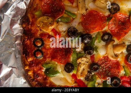 Die Werke NYC Stil Käse Pizza mit schwarzen Oliven pepperoni Zwiebeln, Paprika und Pilze Stockfoto