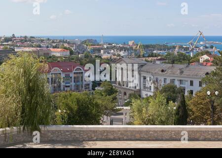 Sewastopol, Krim, Russland - 27. Juli 2020: Blick von der Haupttreppe der Gedenkstätte Malakhov Kurgan auf die Stadt Sewastopol, Krim Stockfoto
