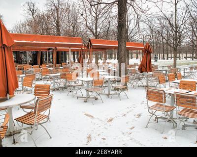 Café im Tuileries Garten in Paris mit Schnee während Wintersaison Stockfoto