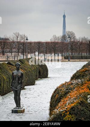 Skulptur im Garten des Carrousel du Louvre mit Schnee Während der Inter mit eiffelturm im Hintergrund Stockfoto