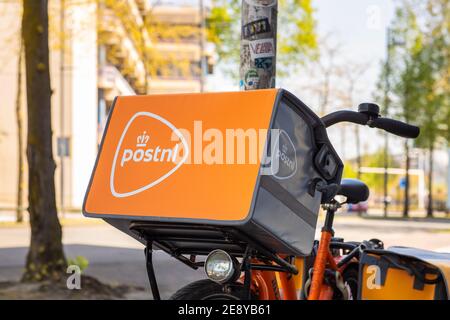 Eindhoven, Niederlande, 21st. Mai 2020. Detail eines Postfahrrads mit Satteltaschen und dem Logo von PostNL, dem nationalen Postzustelldienst Stockfoto