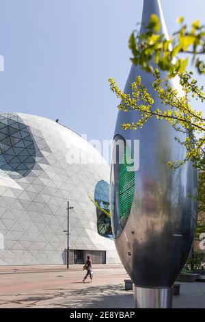 Eindhoven, Niederlande, April 21st 2020. Außenansicht des berühmten 'Blob'-Gebäudes von Massimiliano Fuksas und einer futuristischen Silberskulptur Stockfoto
