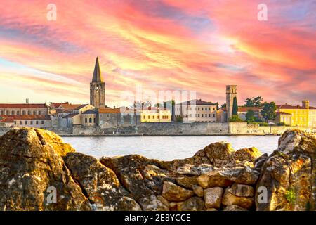 Porec Stadt auf der Halbinsel Istrien in Kroatien, bei Sonnenuntergang Stockfoto