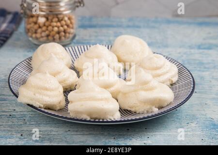 Nahaufnahme einer fertigen hausgemachten Marshmallow von Aquafaba auf einem Teller. Stockfoto