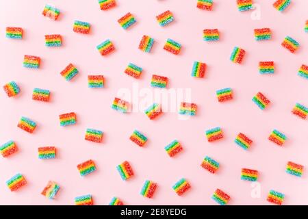 Rainbow saftig gummy Süßigkeiten Hintergrund. Muster aus Gelee Süßigkeiten auf rosa Hintergrund Stockfoto