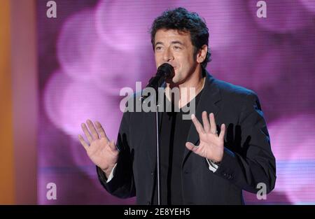 Der französische Sänger Patrick Bruel tritt am 3. Oktober 2007 bei der Aufnahme von Michel Druckers Talkshow "Vivement Dimanche" im Studio Gabriel in Paris auf. Die Show ist der französischen Justizministerin Rachida Dati gewidmet und wird am 7. Oktober 2007 ausgestrahlt. Foto von Christophe Guibbaud/ABACAPRESS.COM Stockfoto