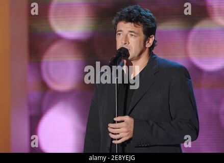 Der französische Sänger Patrick Bruel tritt am 3. Oktober 2007 bei der Aufnahme von Michel Druckers Talkshow "Vivement Dimanche" im Studio Gabriel in Paris auf. Die Show ist der französischen Justizministerin Rachida Dati gewidmet und wird am 7. Oktober 2007 ausgestrahlt. Foto von Christophe Guibbaud/ABACAPRESS.COM Stockfoto