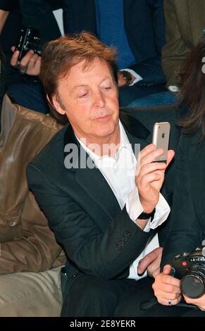 Sir Paul McCartney sitzt in der ersten Reihe bei der Stella McCartney Spring-Summer 2008 Ready-to-Wear Fashion Show, die am 4. Oktober 2007 im Palais de Chaillot in Paris, Frankreich, stattfand. Foto von Khayat-Nebinger-Orban-Taamallah/ABACAPRESS.COM Stockfoto