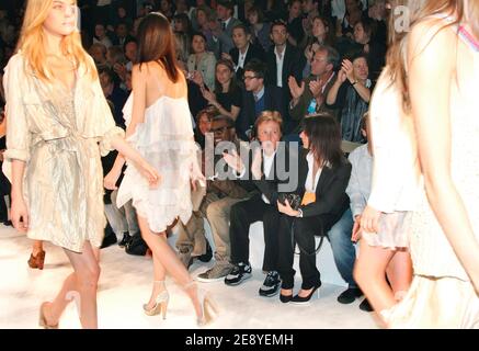 Sir Paul McCartney sitzt mit seiner Tochter Mary in der ersten Reihe bei der Stella McCartney Spring-Summer 2008 Ready-to-Wear Fashion Show, die am 4. Oktober 2007 im Palais de Chaillot in Paris, Frankreich, stattfand. Foto von Khayat-Nebinger-Orban-Taamallah/ABACAPRESS.COM Stockfoto