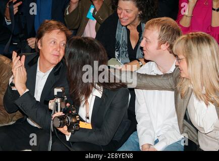 Sir Paul McCartney mit seiner Tochter Mary und seinem Sohn James sitzen in der ersten Reihe bei der Stella McCartney Spring-Summer 2008 Ready-to-Wear Fashion Show, die am 4. Oktober 2007 im Palais de Chaillot in Paris, Frankreich, stattfand. Foto von Khayat-Nebinger-Orban-Taamallah/ABACAPRESS.COM Stockfoto