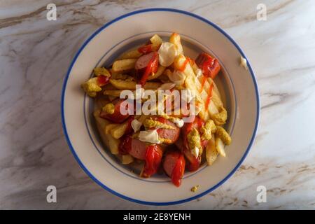 Peruanische Fast-Food-Salchipapas pommes Frites und Wurst in Scheiben Stockfoto