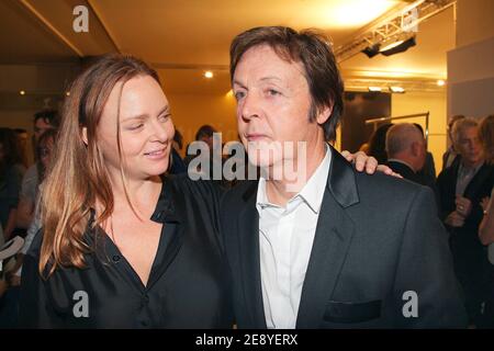 Sir Paul McCartney plaudert mit seiner schwangeren Tochter Stella nach ihrer Spring-Summer 2008 Ready-to-Wear Fashion Show, die am 4. Oktober 2007 im Palais de Chaillot in Paris, Frankreich, stattfand. Foto von Khayat-Nebinger-Orban-Taamallah/ABACAPRESS.COM Stockfoto