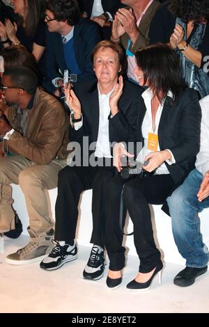 Sir Paul McCartney sitzt mit seiner Tochter Mary in der ersten Reihe bei der Stella McCartney Spring-Summer 2008 Ready-to-Wear Fashion Show, die am 4. Oktober 2007 im Palais de Chaillot in Paris, Frankreich, stattfand. Foto von Khayat-Nebinger-Orban-Taamallah/ABACAPRESS.COM Stockfoto