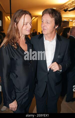 Sir Paul McCartney plaudert mit seiner schwangeren Tochter Stella nach ihrer Spring-Summer 2008 Ready-to-Wear Fashion Show, die am 4. Oktober 2007 im Palais de Chaillot in Paris, Frankreich, stattfand. Foto von Khayat-Nebinger-Orban-Taamallah/ABACAPRESS.COM Stockfoto