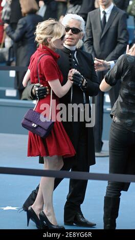 Schauspielerin Kirsten Dunst kommt mit dem deutschen Designer Karl Lagerfeld bei der Präsentation der Chanel Spring-Summer 2008 Ready-to-Wear Kollektion am 5. Oktober 2007 im Grand Palais in Paris, Frankreich, an. Foto von Khayat-Nebinger-Orban-Taamallah/ABACAPRESS.COM Stockfoto