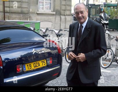 EXKLUSIV - der ehemalige Präsident Jacques Chirac kommt am 5. Oktober 2007 in seinem Büro in Paris an. Foto von Mousse/ABACAPRESS.COM Stockfoto