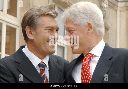 Der ukrainische Präsident Viktor Juschtschenko plaudert am 5. Oktober 2007 mit dem ehemaligen US-Präsidenten Bill Clinton im präsidentiellen Elysee-Palast in Paris. Foto von Christophe Guibbaud/ABACAPRESS.COM Stockfoto