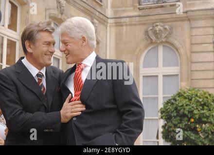 Der ukrainische Präsident Viktor Juschtschenko plaudert am 5. Oktober 2007 mit dem ehemaligen US-Präsidenten Bill Clinton im präsidentiellen Elysee-Palast in Paris. Foto von Christophe Guibbaud/ABACAPRESS.COM Stockfoto