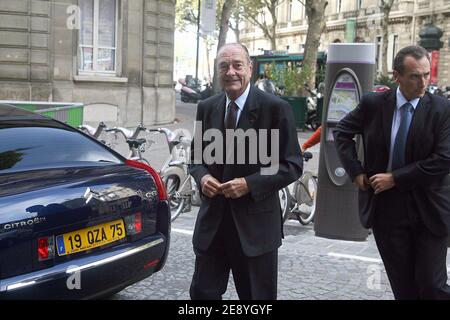 EXKLUSIV - der ehemalige Präsident Jacques Chirac kommt am 5. Oktober 2007 in seinem Büro in Paris an. Foto von Mousse/ABACAPRESS.COM Stockfoto