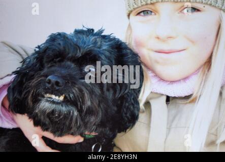 Pirate, un caniche bichon, (ici avec sa maitresse Clara) fait Partie des huit chiens morts empoisonnes entre le 22 et le 30 septembre 2007 dans le quartier du Golf de Biarritz. Eine Frage an eine äte ouverte. Jules Motte/ABACAPRESS.COM Stockfoto