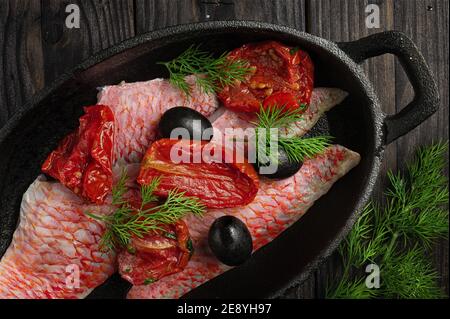 Rote Meeräsche mit Kirschtomaten, Bromolive und Dill Stockfoto