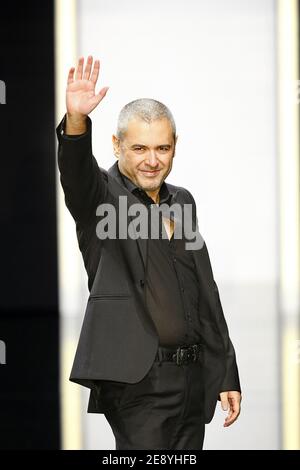 Der libanesische Designer Elie Saab würdigt die Öffentlichkeit am Ende seiner Präsentation der Ready-to-Wear-Kollektion Frühjahr/Sommer 2008, die am 6. Oktober 2007 im Carrousel du Louvre in Paris, Frankreich, stattfand. Foto von Khayat-Nebinger-Orban-Taamallah/ABACAPRESS.COM Stockfoto