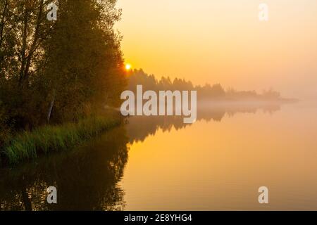 Sonnenaufgang über dem Masurischen See, Polen Stockfoto