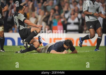 Frankreichs Zentrum Yannick Jauzion kann trotz neuseeländischer Verteidigung beim IRB Rugby World Cup 2007, Viertelfinalspiel Frankreich gegen Neuseeland am 6. Oktober 2007 im Millennium Stadium in Cardiff, Großbritannien, einen Versuch machen. Frankreich gewann 20-18. Foto von Gouhier-Morton/Cameleon/ABACAPRESS.COM Stockfoto