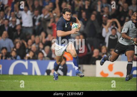 Frankreichs Zentrum Yannick Jauzion kann trotz neuseeländischer Verteidigung beim IRB Rugby World Cup 2007, Viertelfinalspiel Frankreich gegen Neuseeland am 6. Oktober 2007 im Millennium Stadium in Cardiff, Großbritannien, einen Versuch machen. Frankreich gewann 20-18. Foto von Gouhier-Morton/Cameleon/ABACAPRESS.COM Stockfoto