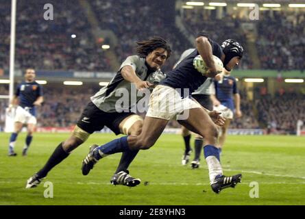 Der französische Flanker Thierry Dusautoir kann es beim IRB Rugby World Cup 2007, Viertelfinalspiel Frankreich gegen Neuseeland, am 6. Oktober 2007 im Millennium Stadium in Cardiff, Großbritannien, versuchen. Frankreich gewann 20-18. Foto von Gouhier-Morton/Cameleon/ABACAPRESS.COM Stockfoto