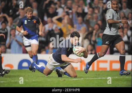 Frankreichs Zentrum Yannick Jauzion kann trotz neuseeländischer Verteidigung beim IRB Rugby World Cup 2007, Viertelfinalspiel Frankreich gegen Neuseeland am 6. Oktober 2007 im Millennium Stadium in Cardiff, Großbritannien, einen Versuch machen. Frankreich gewann 20-18. Foto von Gouhier-Morton/Cameleon/ABACAPRESS.COM Stockfoto