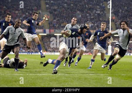 Der französische Flanker Thierry Dusautoir kann es beim IRB Rugby World Cup 2007, Viertelfinalspiel Frankreich gegen Neuseeland, am 6. Oktober 2007 im Millennium Stadium in Cardiff, Großbritannien, versuchen. Frankreich gewann 20-18. Foto von Gouhier-Morton/Cameleon/ABACAPRESS.COM Stockfoto