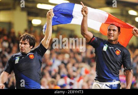 Christophe Dominici und Thierry Dusautoir feiern den Gewinn des IRB Rugby World Cup 2007, Viertelfinalspiel Frankreich gegen Neuseeland am 6. Oktober 2007 im Millennium Stadium in Cardiff, Großbritannien. Frankreich gewann 20-18. Foto von Gouhier-Morton/Cameleon/ABACAPRESS.COM Stockfoto