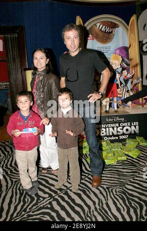 DER EXKLUSIVE französische Schauspieler und Mitglied von 'Robin des Bois' Pascal Vincent mit seiner Familie nimmt an der Premiere von 'Bienvenue chez les Robinson' Teil, die am 7. Oktober 2007 im Planet Hollywood Restaurant in Paris, Frankreich, stattfand. Foto von Benoit Pinguet/ABACAPRESS.COM Stockfoto