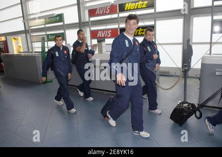 Französische Rugby-Spieler kommen am 8. Oktober 2007 am Flughafen Roissy in der Nähe von Paris an, nachdem Frankreich im Viertelfinale der Rugby-Weltmeisterschaft 2007 in Cardiff, Großbritannien, All Blacks besiegt hat. (L-R) David Marty, Thierry Dusautoir und Fabien Pelous. Foto von Motte-Taamallah/Cameleon/ABACAPRESS.COM Stockfoto