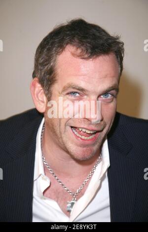 EXKLUSIV - der kanadische Sänger Garou posiert backstage im Olympia-Konzertsaal in Paris, Frankreich am 18. November 2006. Foto von Denis Guignebourg/ABACAPRESS.COM Stockfoto